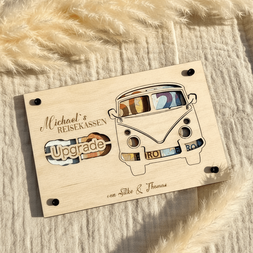 Geldgeschenk VW Bulli aus Holz personalisiert – Rückseite des Geldgeschenks