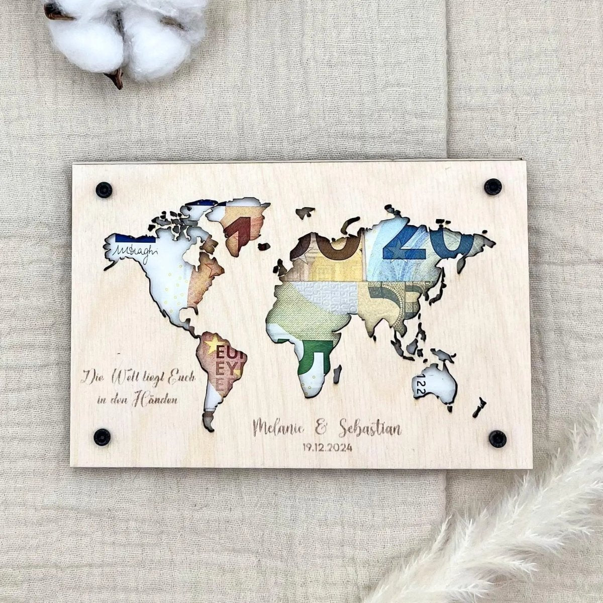 Geldgeschenk personalisierter Wunscherfüller Holz - Weltkarte - LaserArt Germany