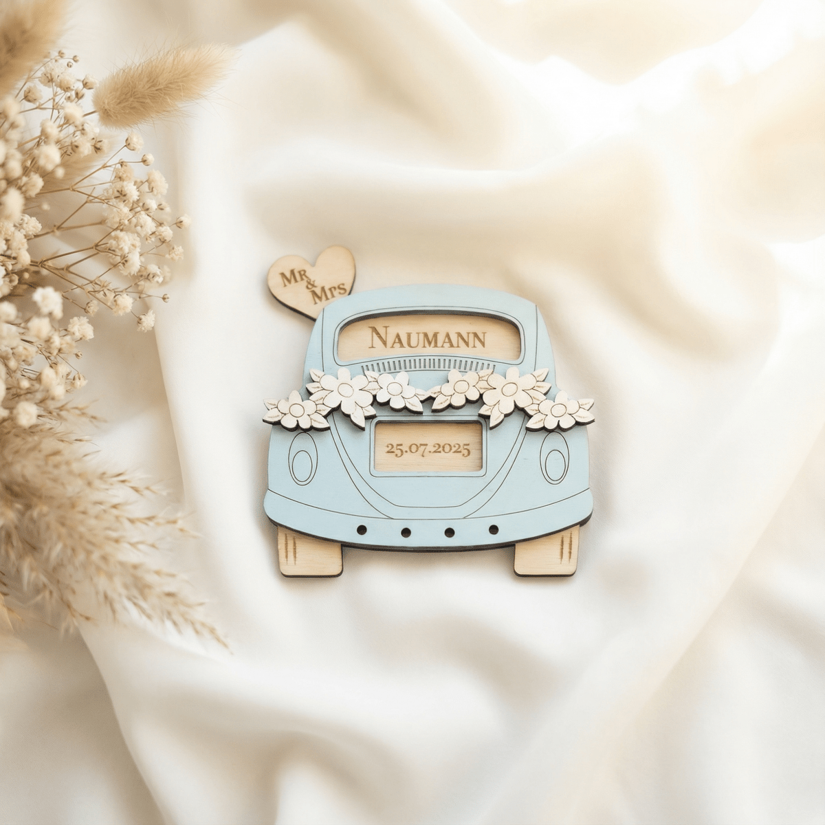 Hellblaues Hochzeitsauto aus Holz mit Namensgravur, Datum und Mr & Mrs Herz