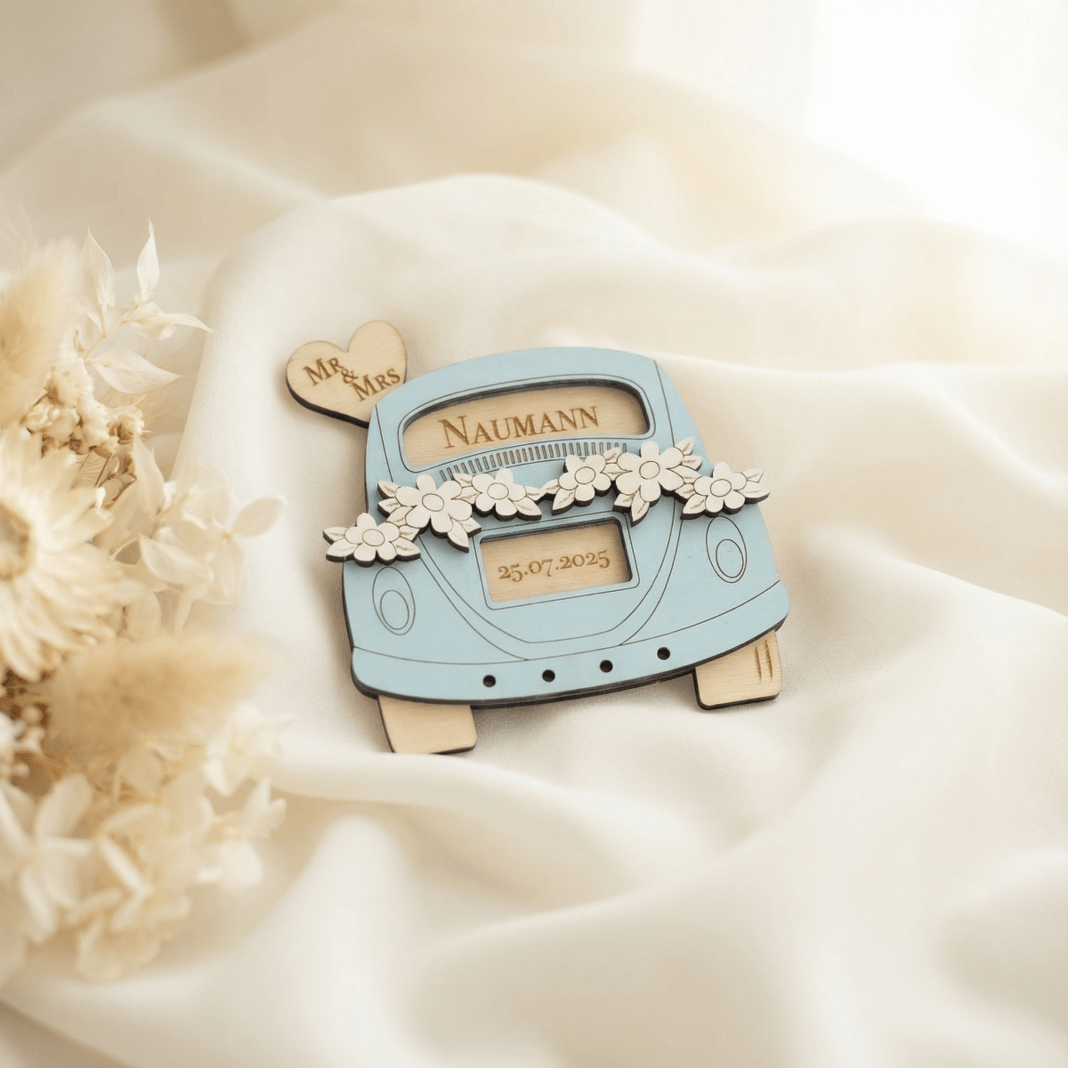 Detailansicht Hochzeitsauto Hellblau mit Blütengirlande und graviertem Hochzeitsdatum