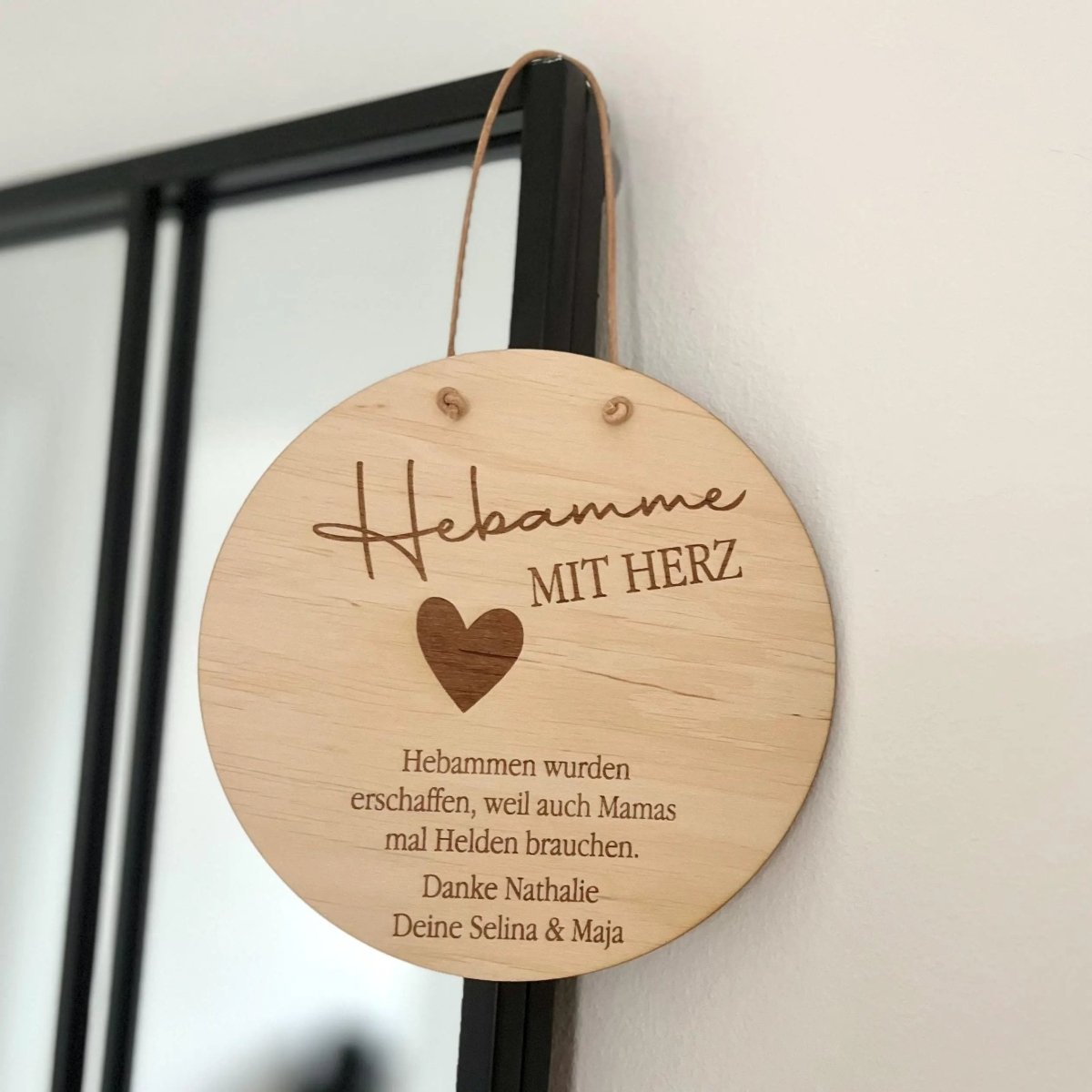 Hebamme Geschenk aus Holz personalisiert – Nahaufnahme der Holzmaserung