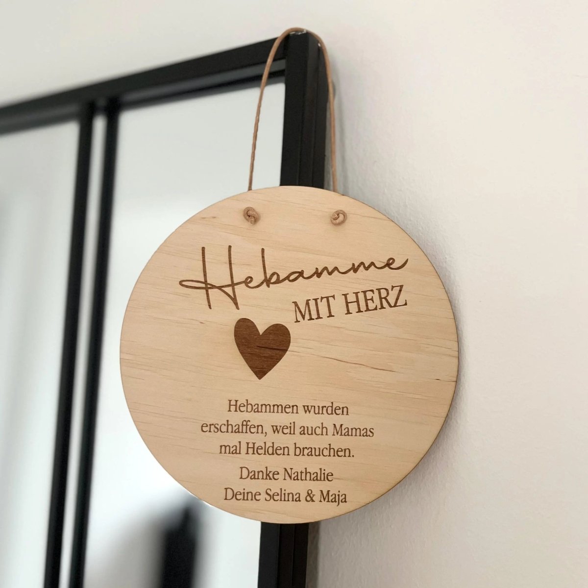 Hebamme Geschenk aus Holz personalisiert – Frontalansicht mit Gravur