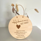 Hebamme Geschenk aus Holz personalisiert – Detailaufnahme der Textgravur