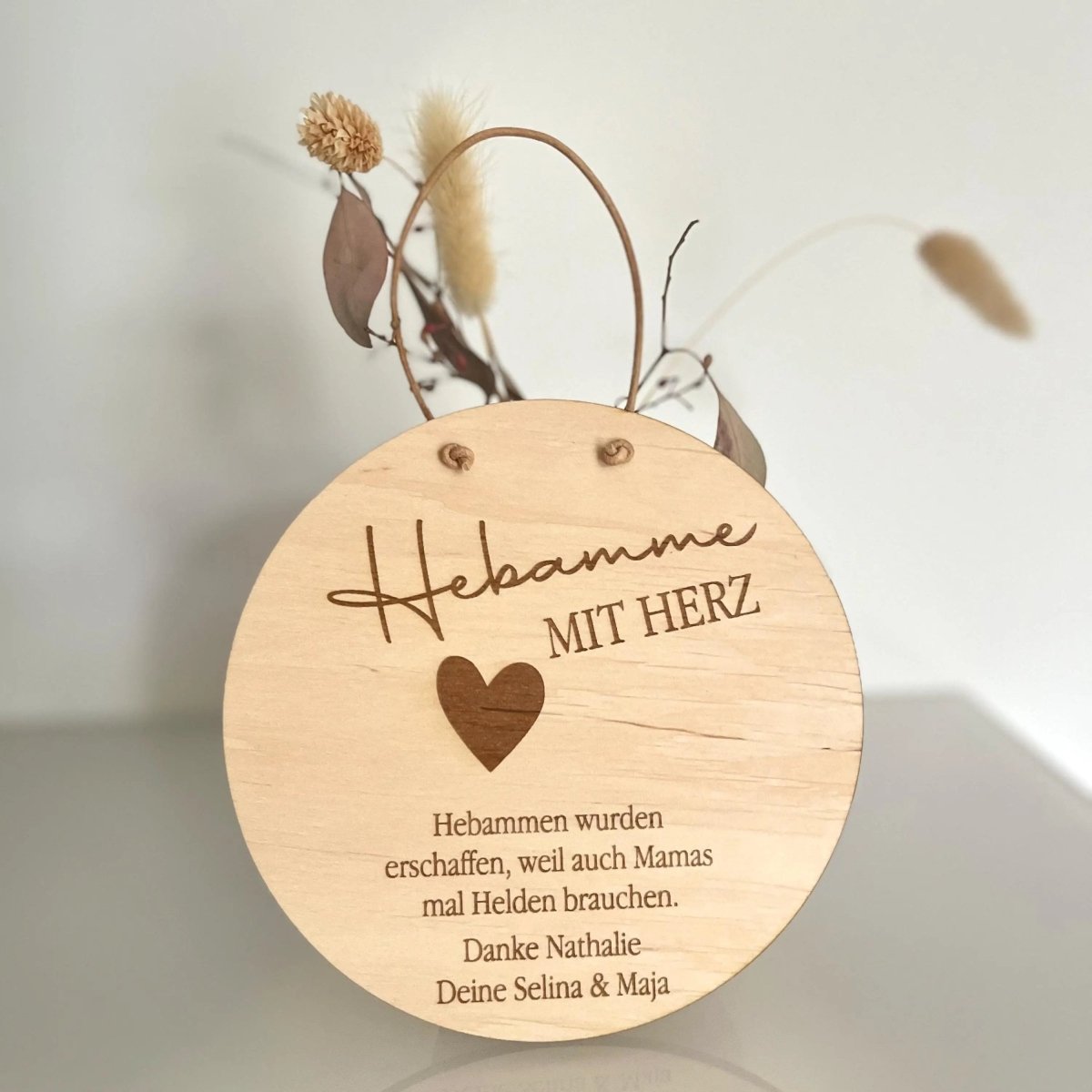 Hebamme Geschenk aus Holz personalisiert – Detailaufnahme der Textgravur