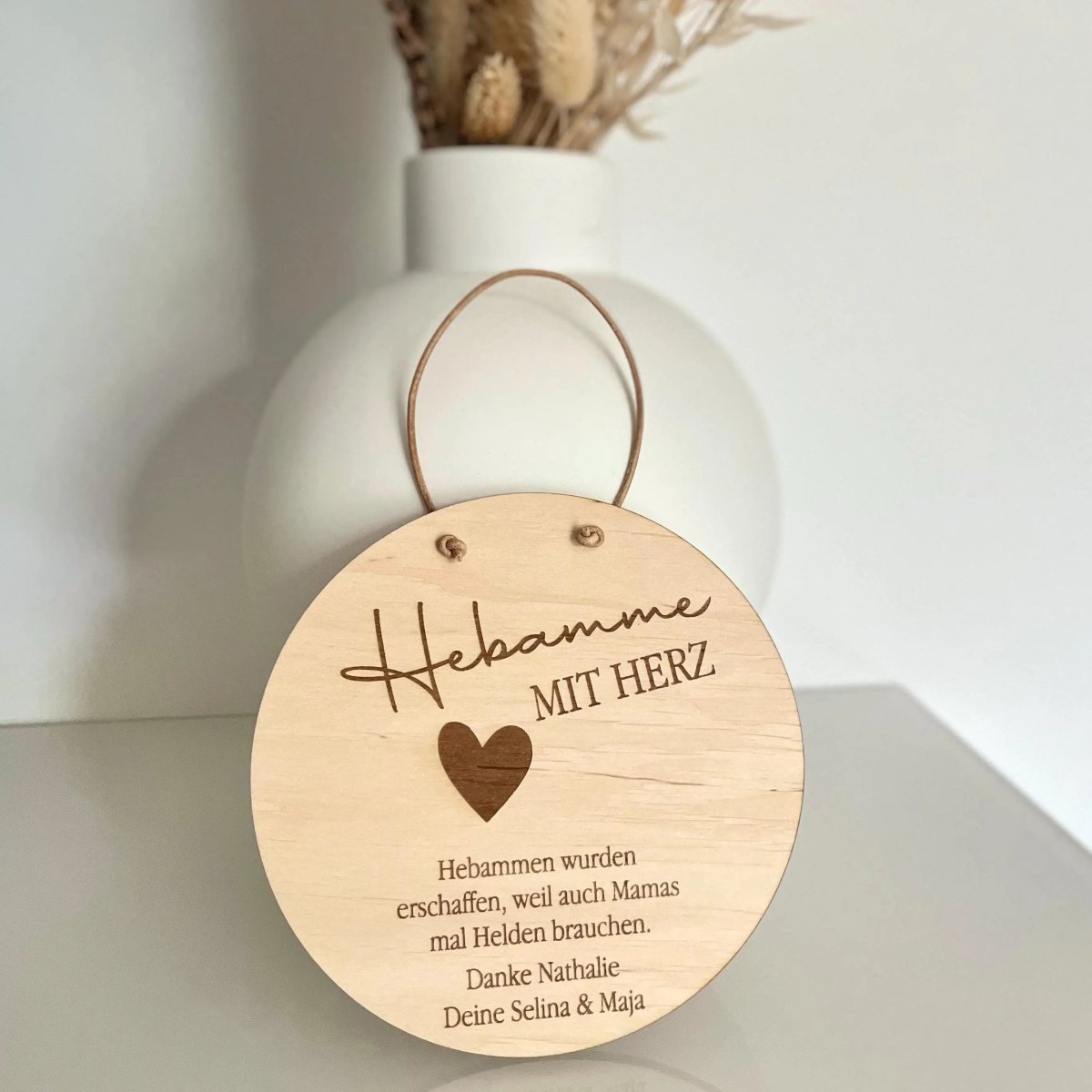 Hebamme Geschenk aus Holz personalisiert – Rückseite des Schilds