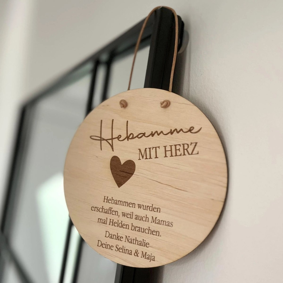 Hebamme Geschenk aus Holz personalisiert – Größenvergleich in der Hand