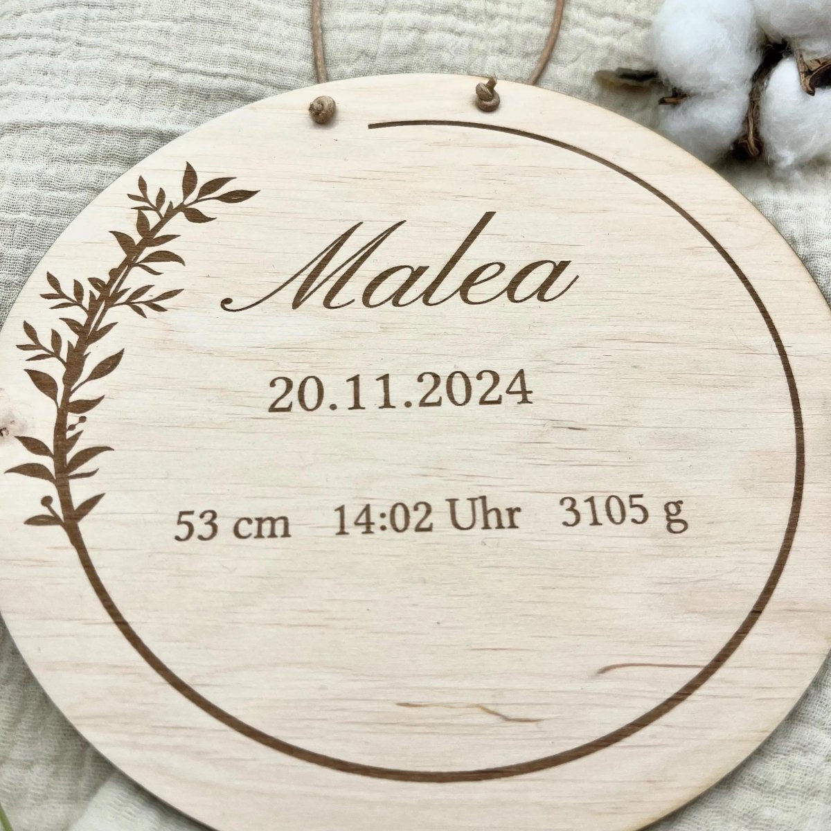 Geburtsschild Neugeborenes aus Holz personalisiert – Größenvergleich in der Hand