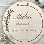 Geburtsschild Neugeborenes aus Holz personalisiert – Nahaufnahme der Holzmaserung
