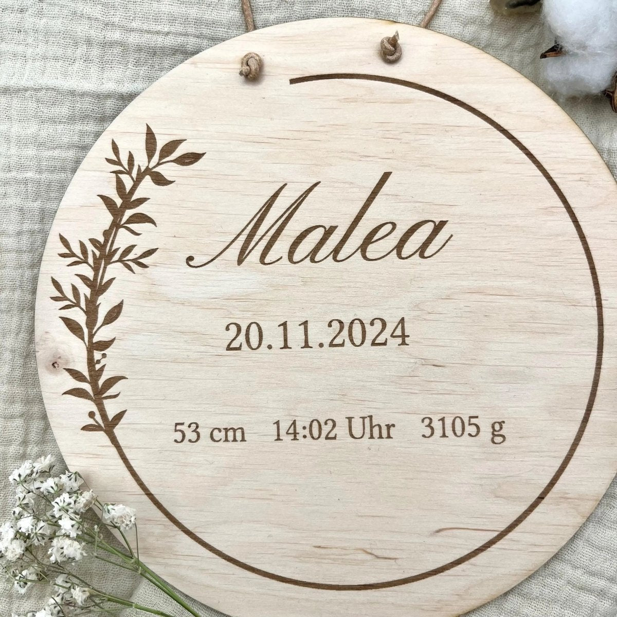 Geburtsschild Neugeborenes aus Holz personalisiert – Nahaufnahme der Holzmaserung