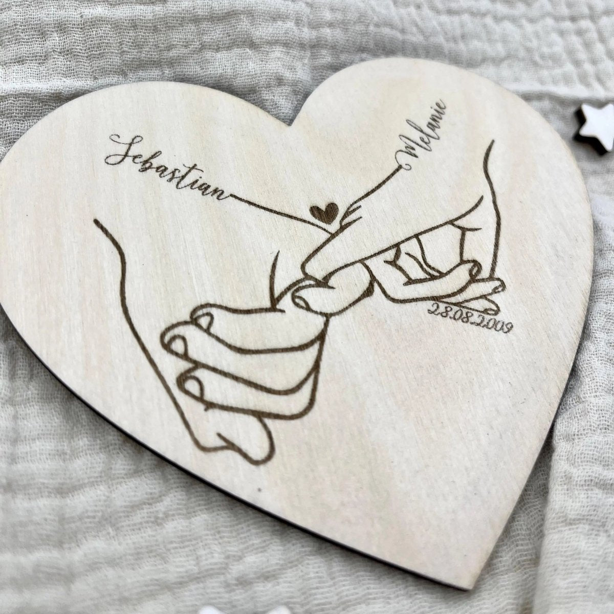 Geschenk für Paare personalisiert | Hand - in - Hand Motiv mit Namen - LaserArt Germany