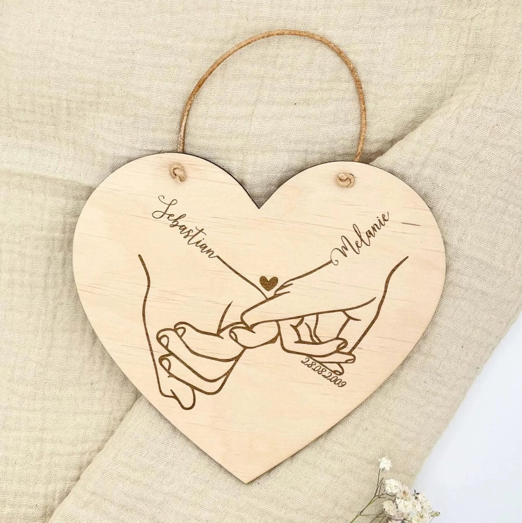 Geschenk für Paare personalisiert | Hand - in - Hand Motiv mit Namen - LaserArt Germany