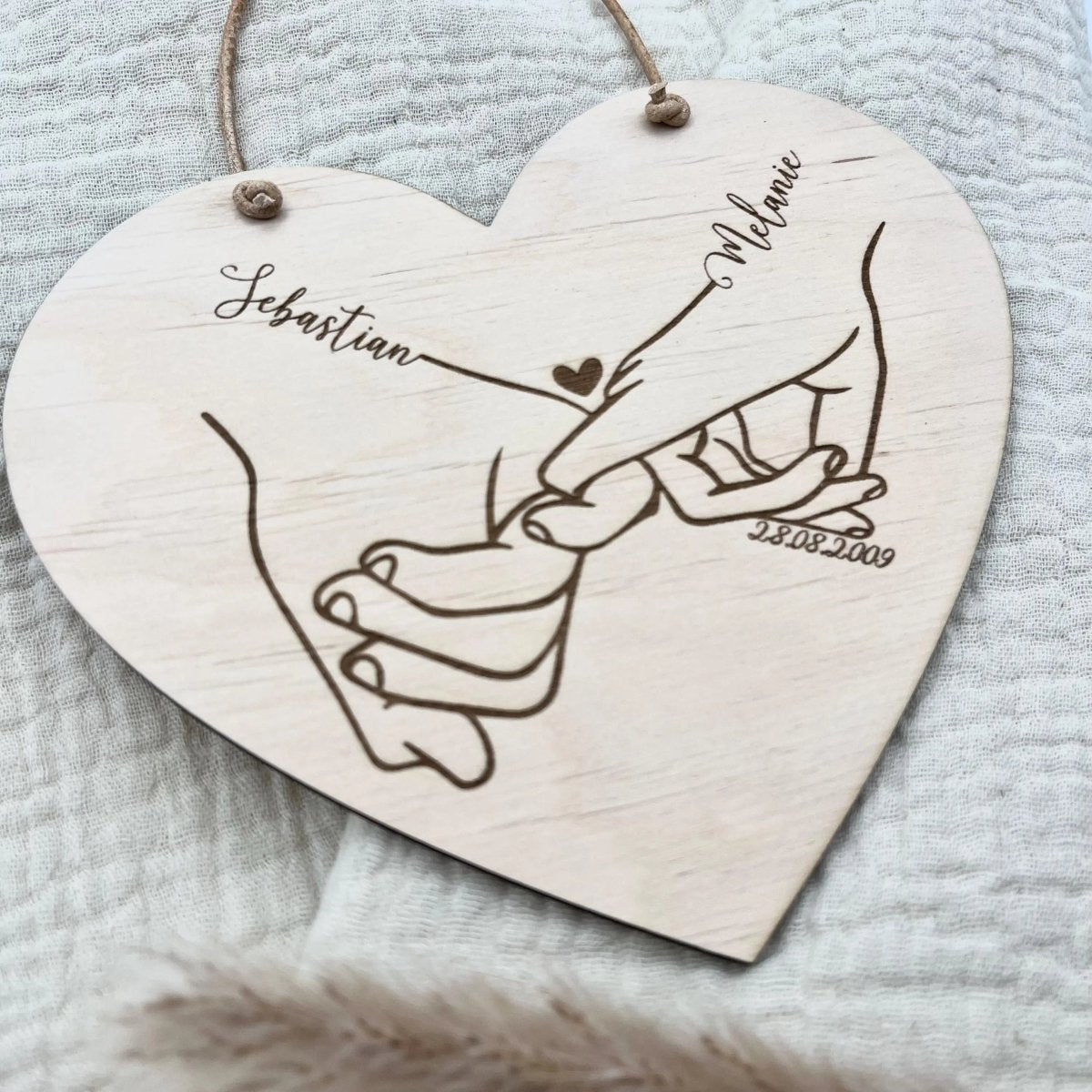 Geschenk für Paare personalisiert | Hand - in - Hand Motiv mit Namen - LaserArt Germany