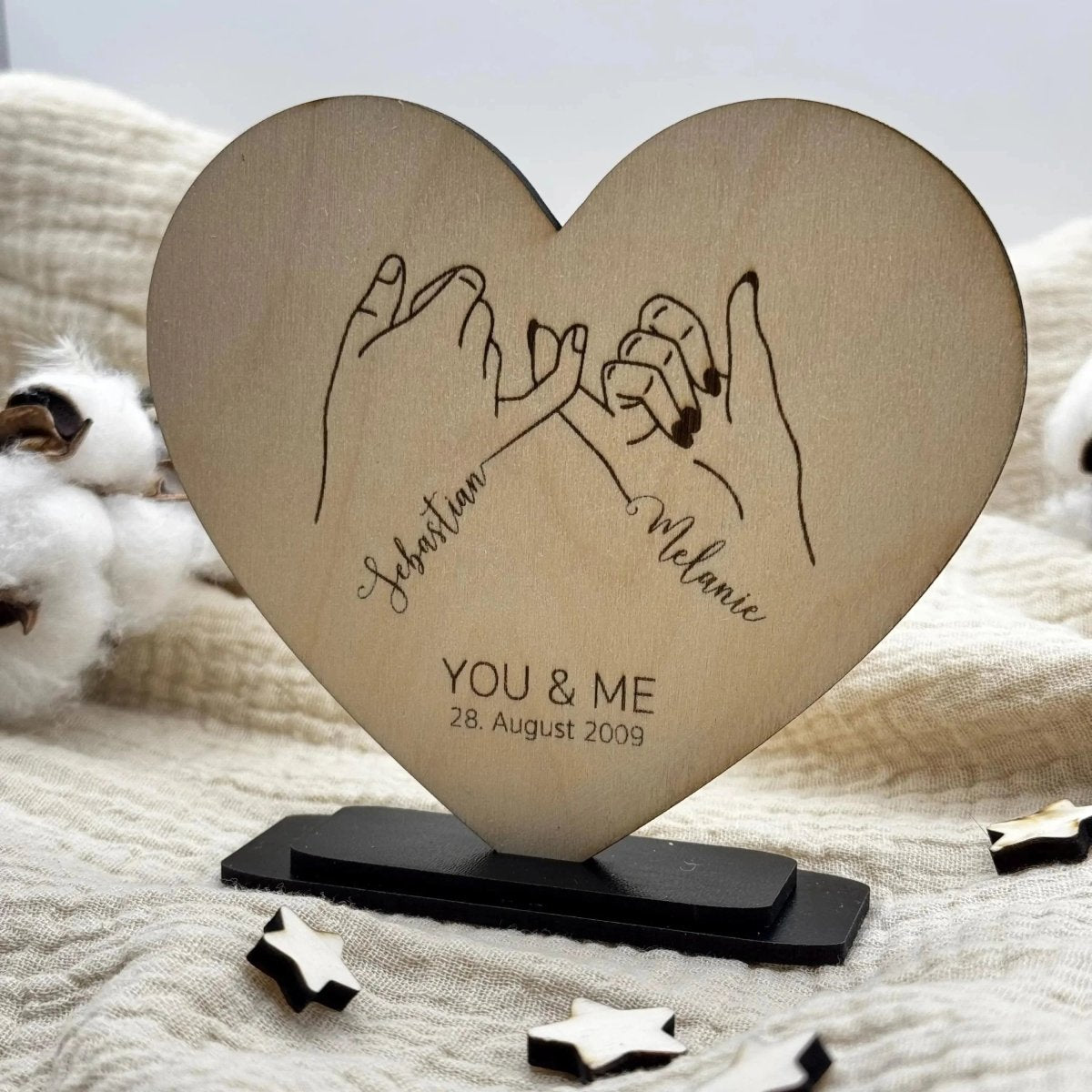 Geschenk zum Hochzeitstag | Hand - in - Hand Motiv mit Namen - LaserArt Germany