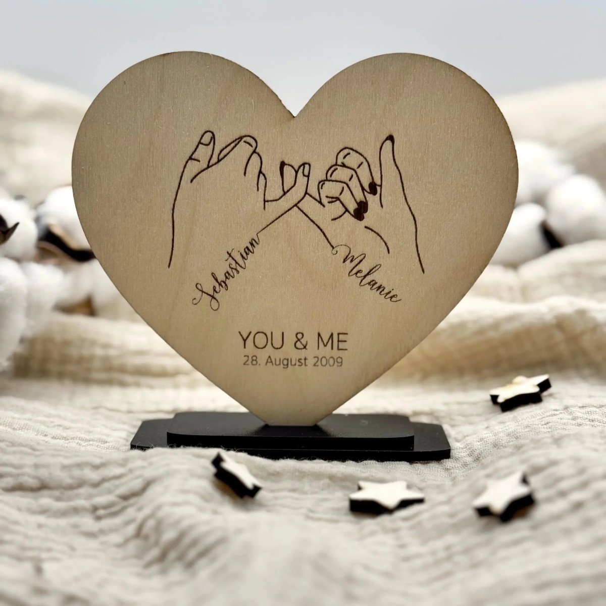 Geschenk zum Hochzeitstag | Hand - in - Hand Motiv mit Namen - LaserArt Germany