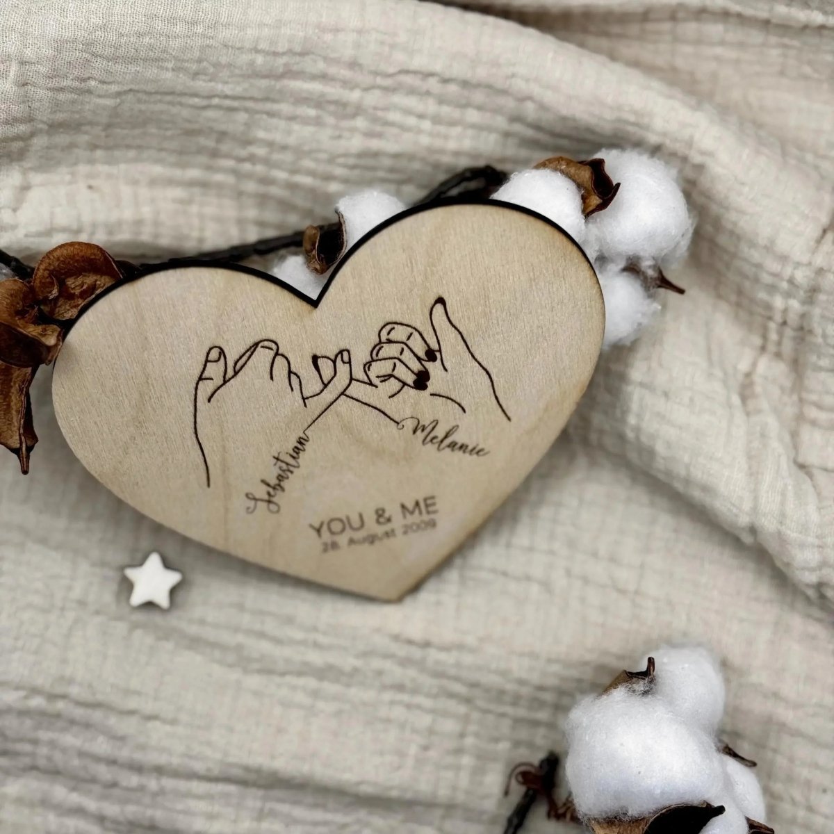 Geschenk zum Hochzeitstag | Hand - in - Hand Motiv mit Namen - LaserArt Germany