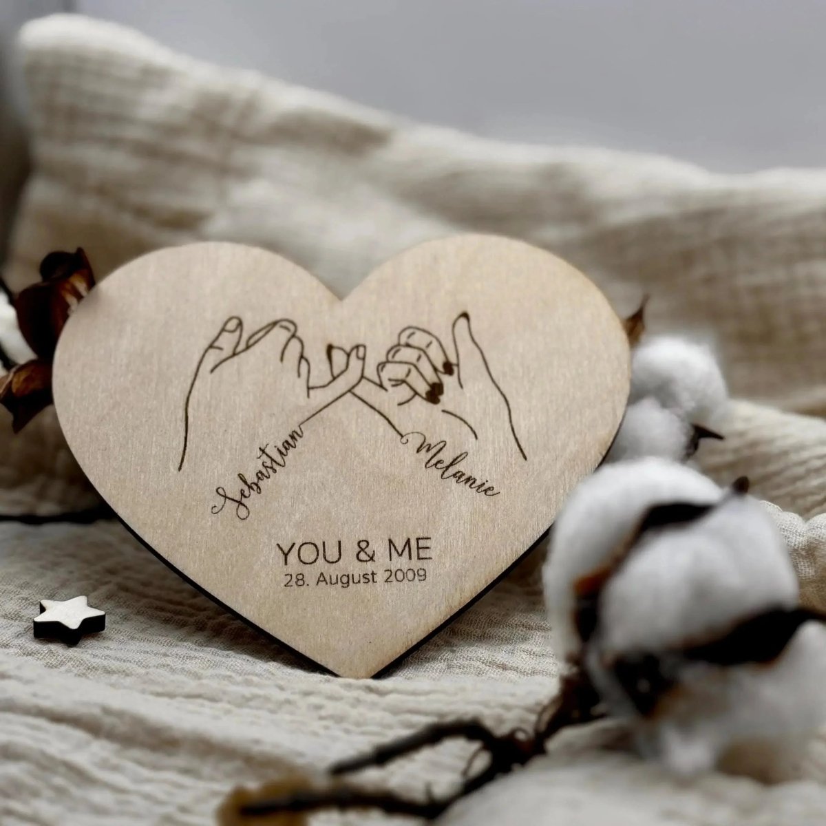 Geschenk zum Hochzeitstag | Hand - in - Hand Motiv mit Namen - LaserArt Germany