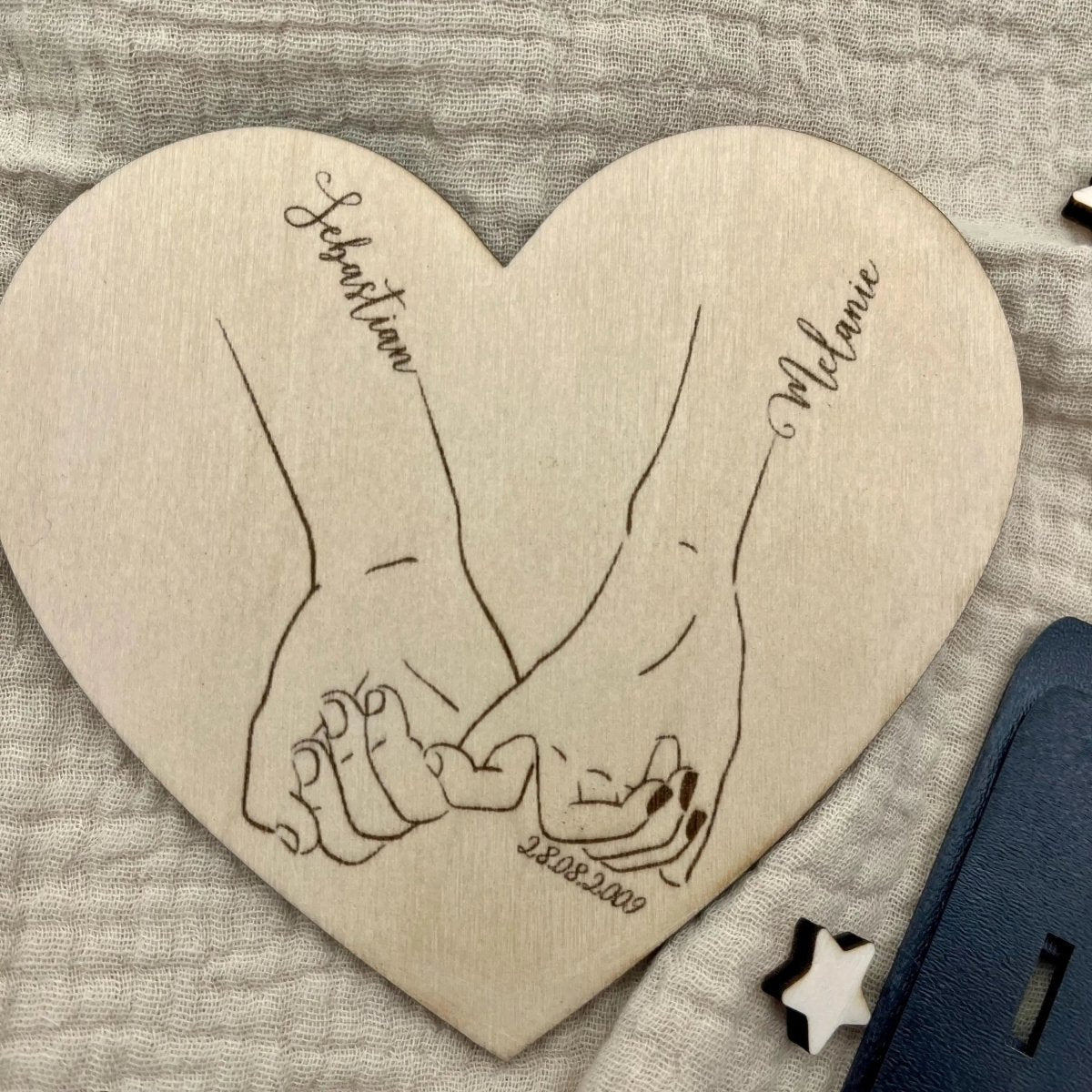 Geschenk zum Jahrestag | Hand - in - Hand Motiv mit Namen - LaserArt Germany