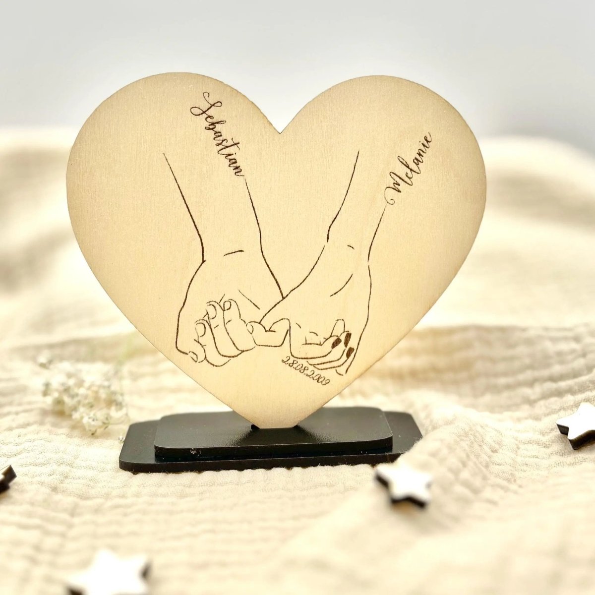 Geschenk zum Jahrestag | Hand - in - Hand Motiv mit Namen - LaserArt Germany