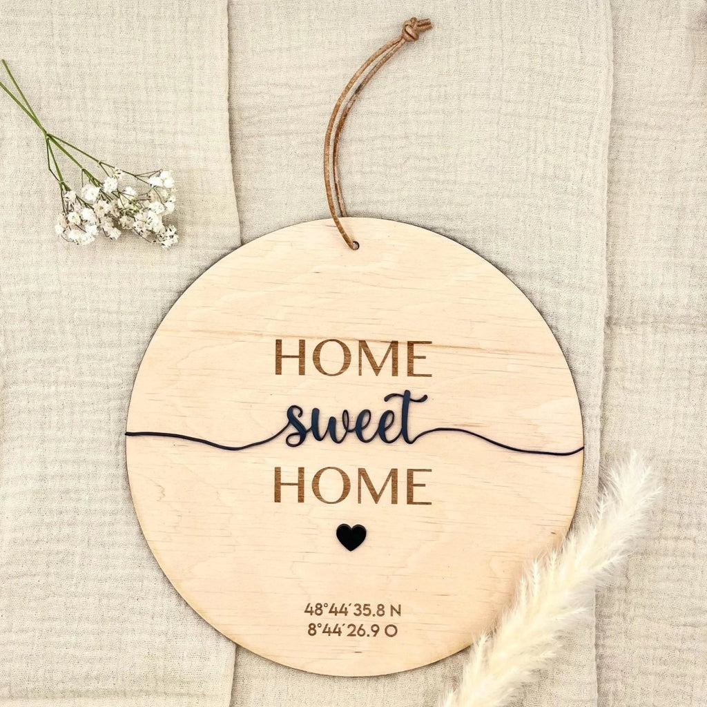 Geschenk zum Richtfest | Personalisiertes Türschild aus Holz mit Koordinaten - LaserArt Germany