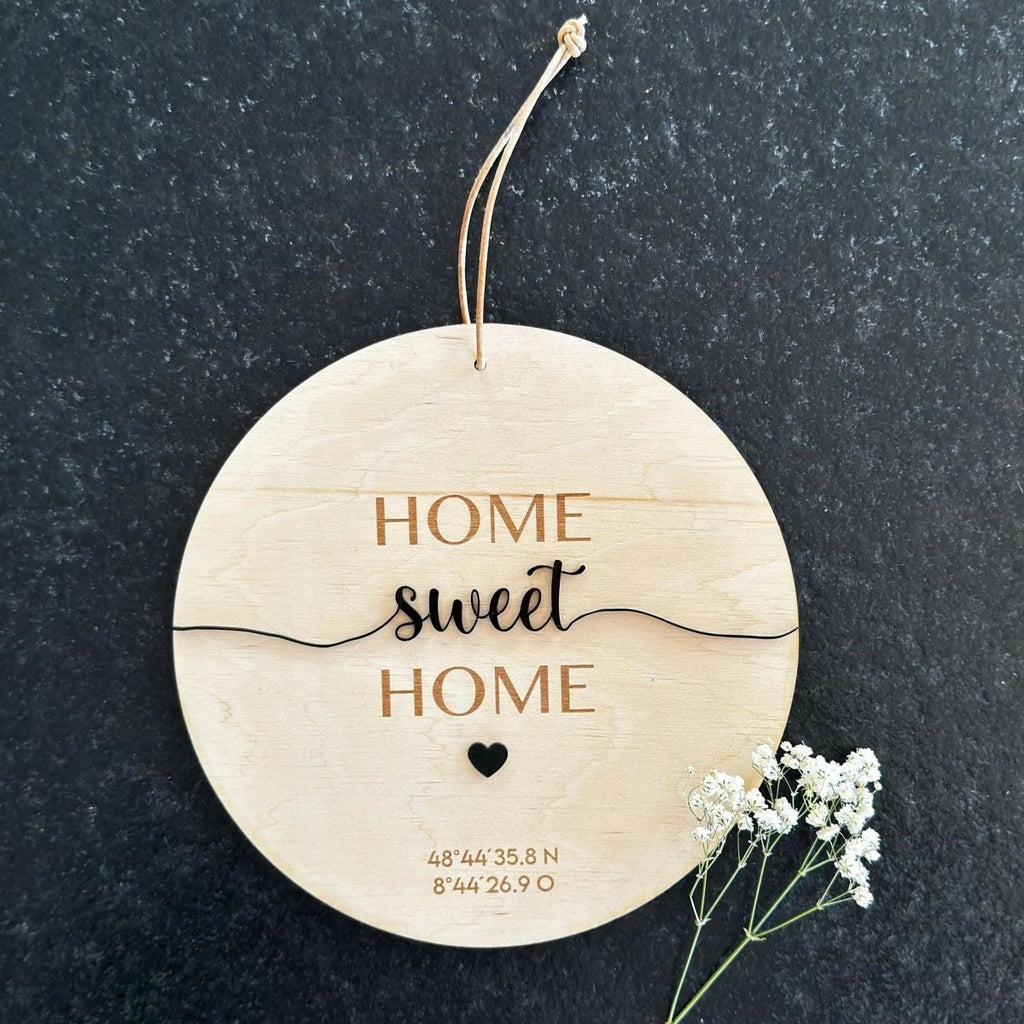 Geschenk zum Richtfest | Personalisiertes Türschild aus Holz mit Koordinaten - LaserArt Germany