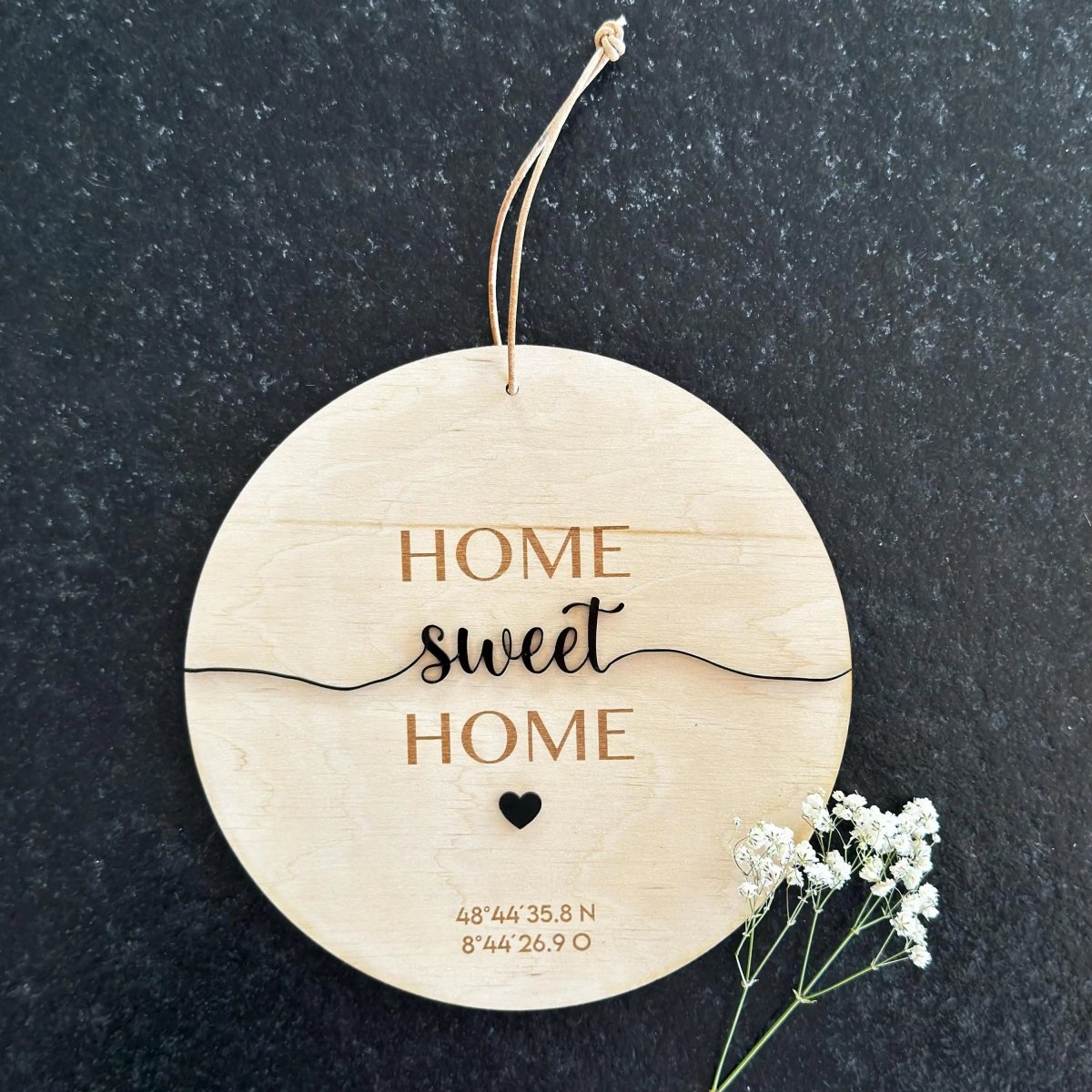 Geschenk zum Richtfest | Personalisiertes Türschild aus Holz mit Koordinaten - LaserArt Germany