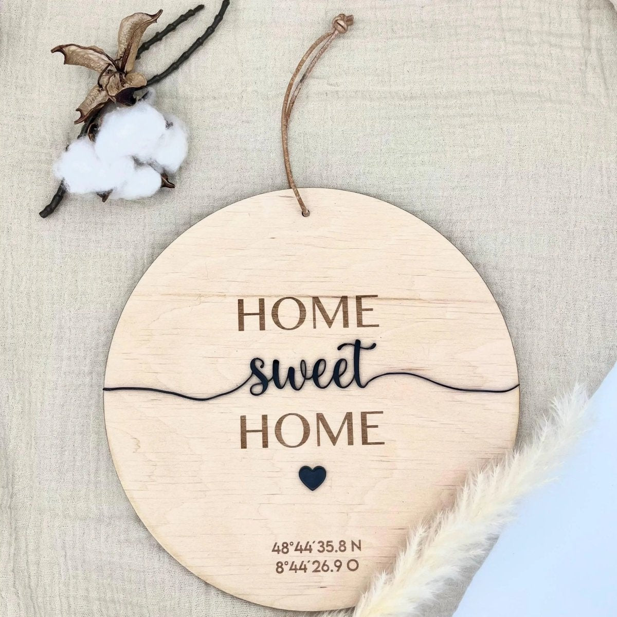 Geschenk zum Richtfest | Personalisiertes Türschild aus Holz mit Koordinaten - LaserArt Germany