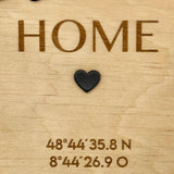 Geschenk zum Richtfest | Personalisiertes Türschild aus Holz mit Koordinaten - LaserArt Germany