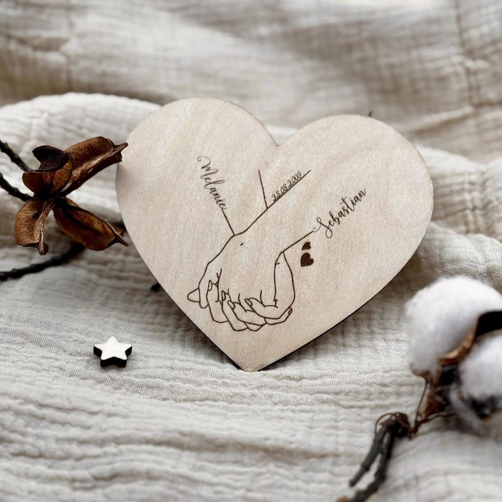 Geschenk zur Hochzeit personalisiert aus Holz | Hand - in - Hand Motiv - LaserArt Germany
