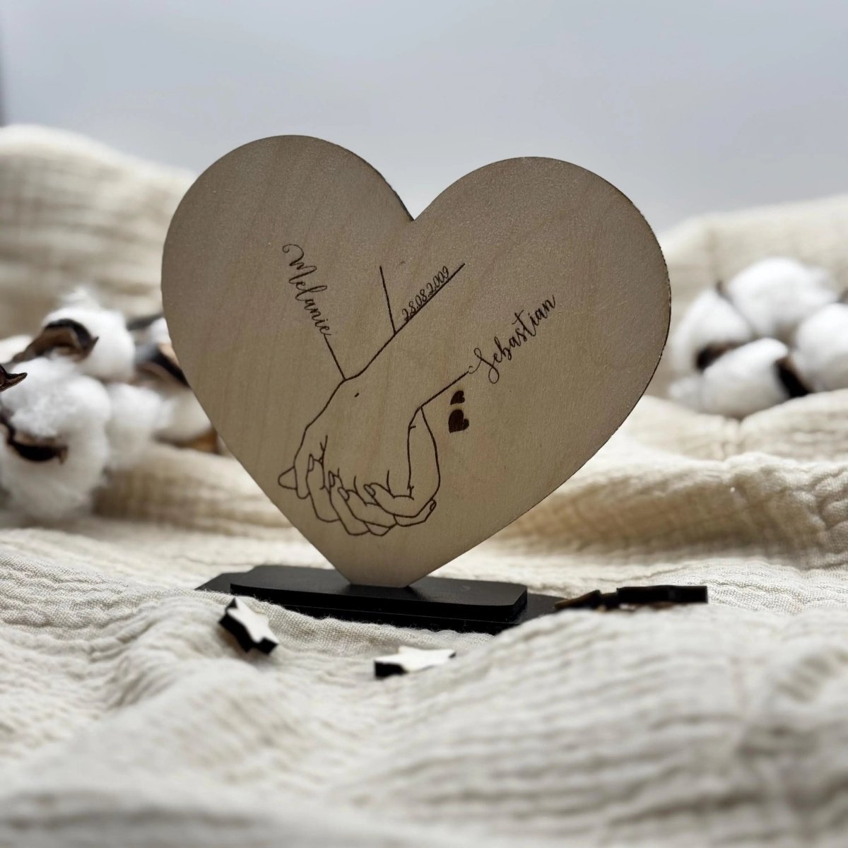 Geschenk zur Hochzeit personalisiert aus Holz | Hand - in - Hand Motiv - LaserArt Germany