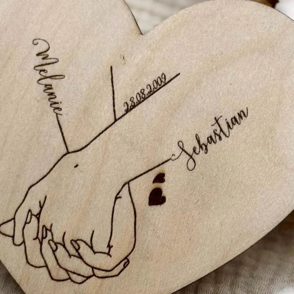 Geschenk zur Hochzeit personalisiert aus Holz | Hand - in - Hand Motiv - LaserArt Germany