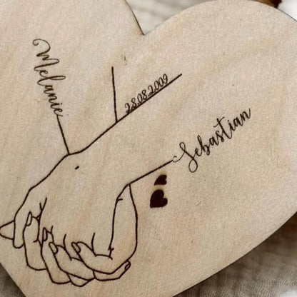 Geschenk zur Hochzeit personalisiert aus Holz | Hand - in - Hand Motiv - LaserArt Germany