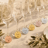 Glasmarkierer aus Spiegel-Acryl mit Namen graviert, in Gold, Silber und Roségold an Sektgläsern