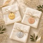 Gravierter Acryl-Anhänger am Stofftaschentuch als Gastgeschenk zur Hochzeit, in Gold, Roségold, Silber