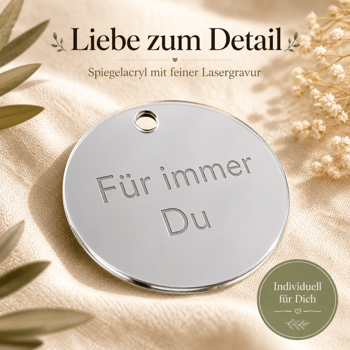 Detailansicht der Lasergravur auf Spiegel-Acryl mit kleinem Loch zum Anbinden des Geschenkanhängers