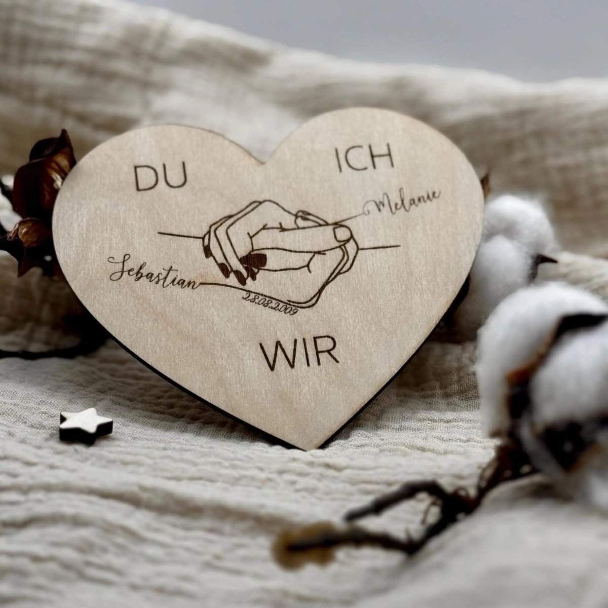 Hand - in - Hand - Motiv mit Namen & Datum | Hochzeitsgeschenk personalisiert - LaserArt Germany
