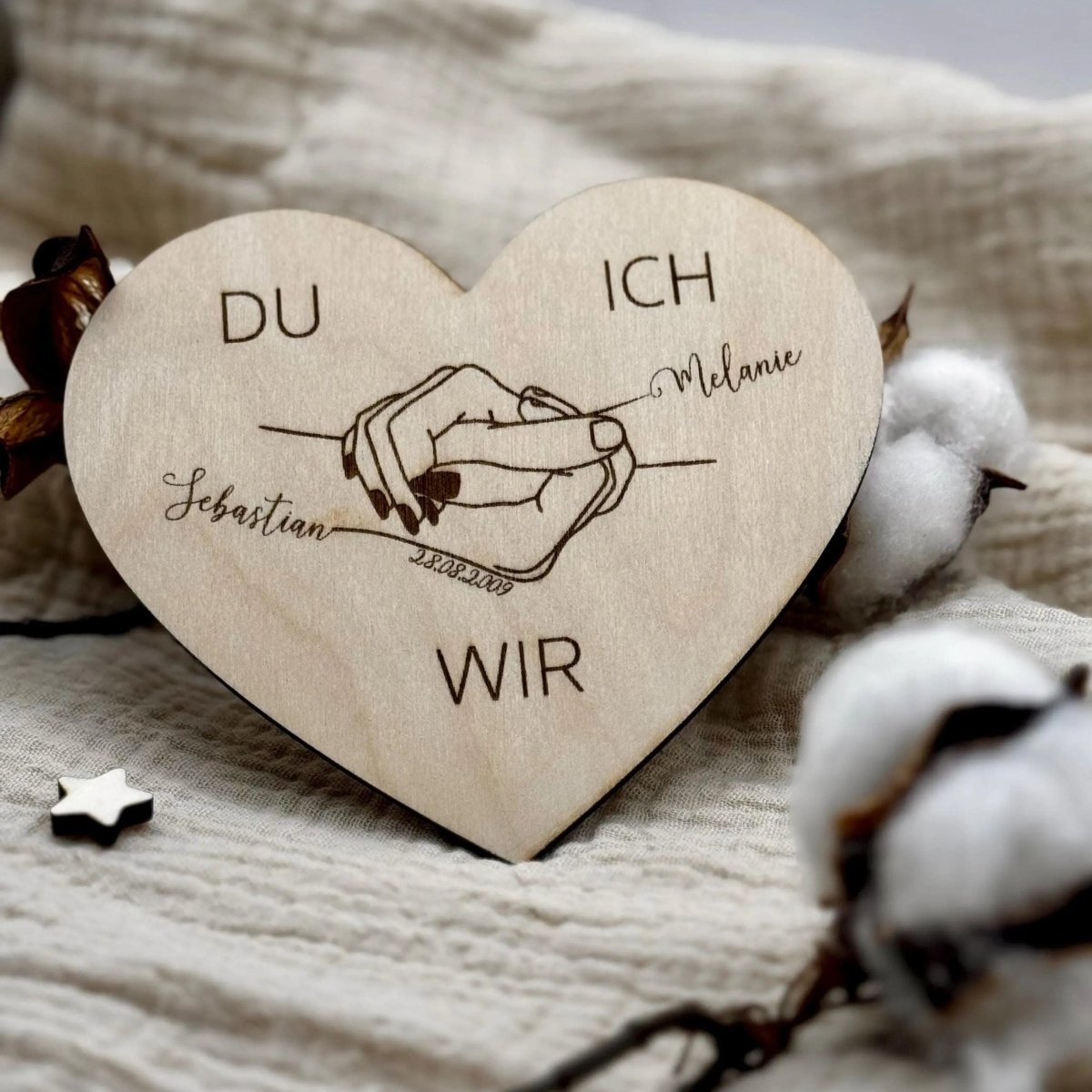 Hand - in - Hand - Motiv mit Namen & Datum | Hochzeitsgeschenk personalisiert - LaserArt Germany
