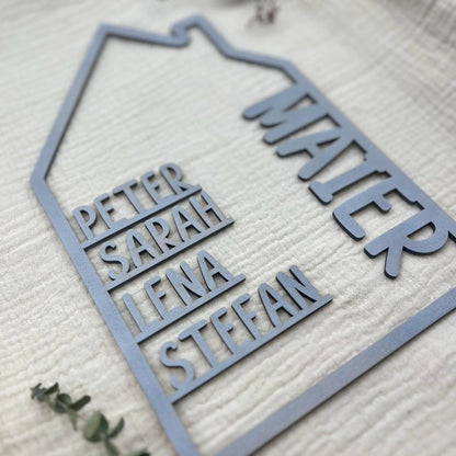 Haus aus Holz mit Namen | Familienschild personalisiert - LaserArt Germany