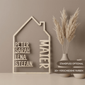 Haus aus Holz mit Namen | Familienschild personalisiert - LaserArt Germany