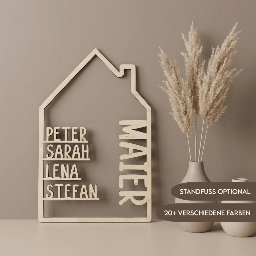 Haus aus Holz mit Namen | Familienschild personalisiert - LaserArt Germany