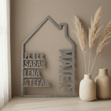 Haus aus Holz mit Namen | Familienschild personalisiert - LaserArt Germany