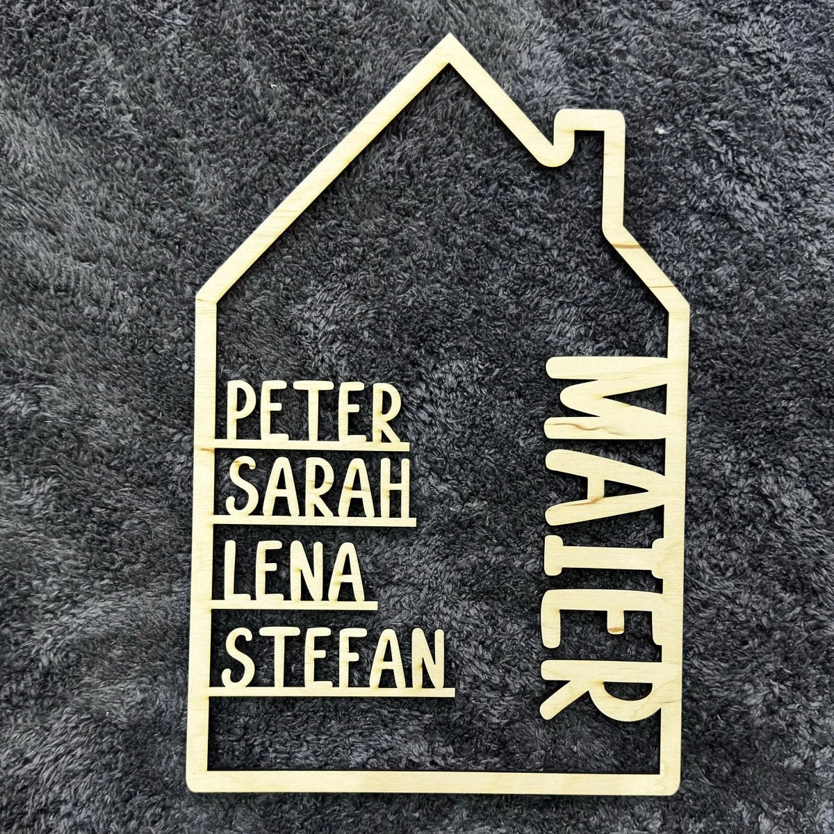 Haus aus Holz mit Namen | Familienschild personalisiert - LaserArt Germany