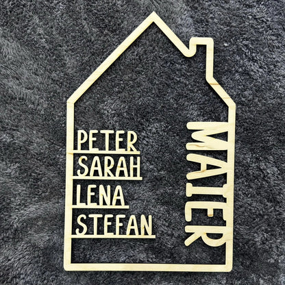 Haus aus Holz mit Namen | Familienschild personalisiert - LaserArt Germany