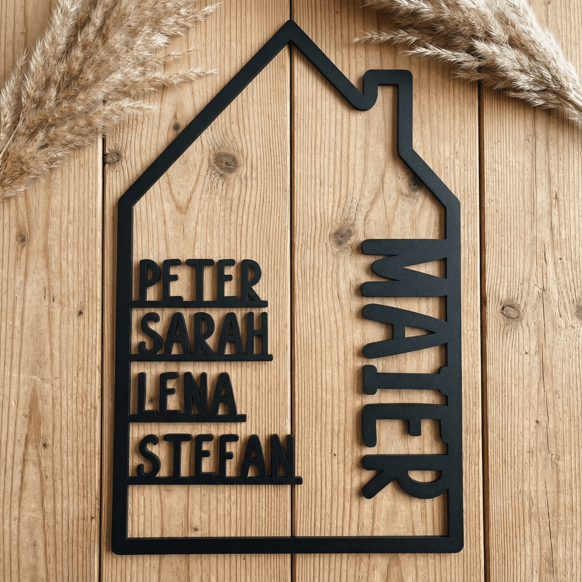 Haus aus Holz mit Namen | Familienschild personalisiert - LaserArt Germany