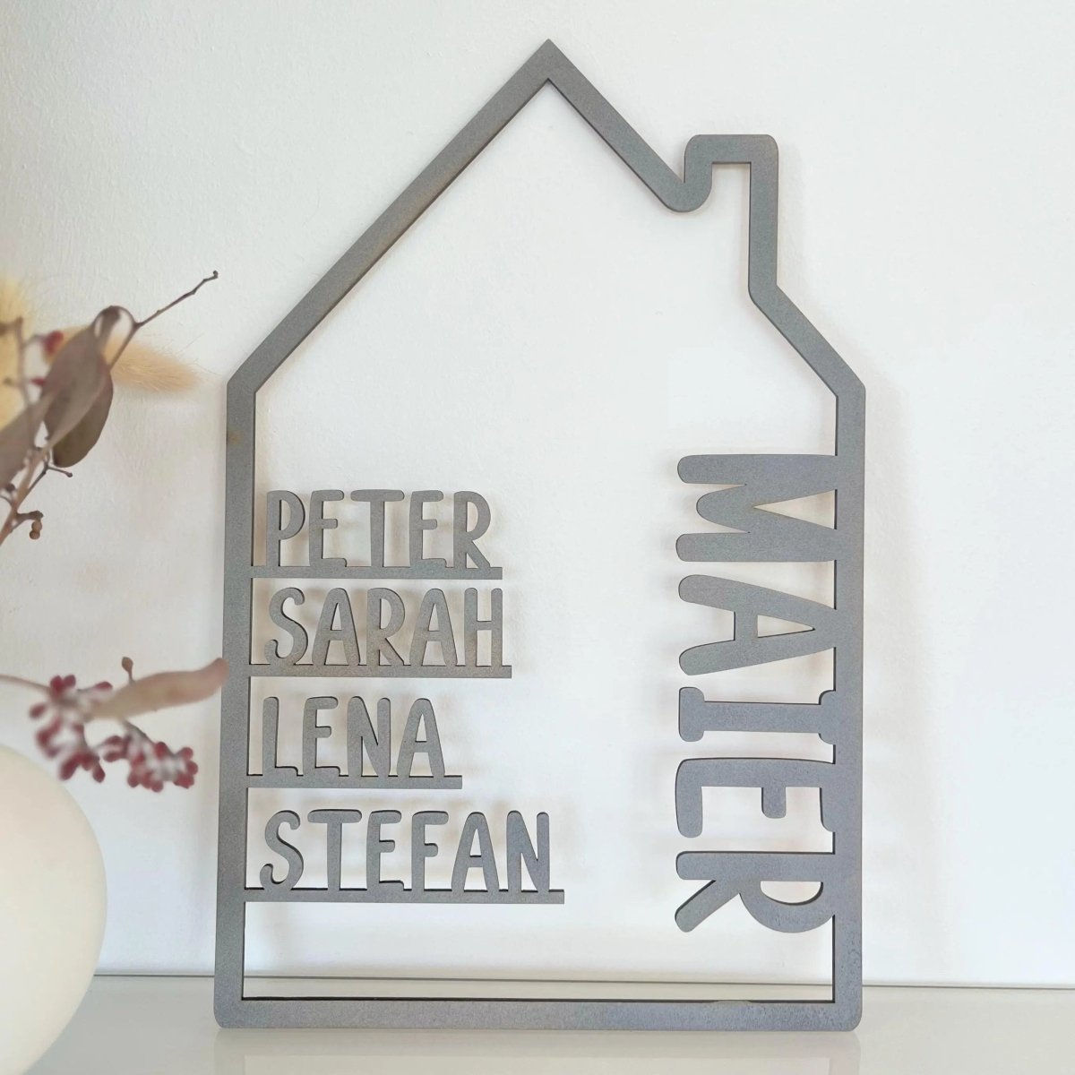 Haus aus Holz mit Namen | Familienschild personalisiert - LaserArt Germany