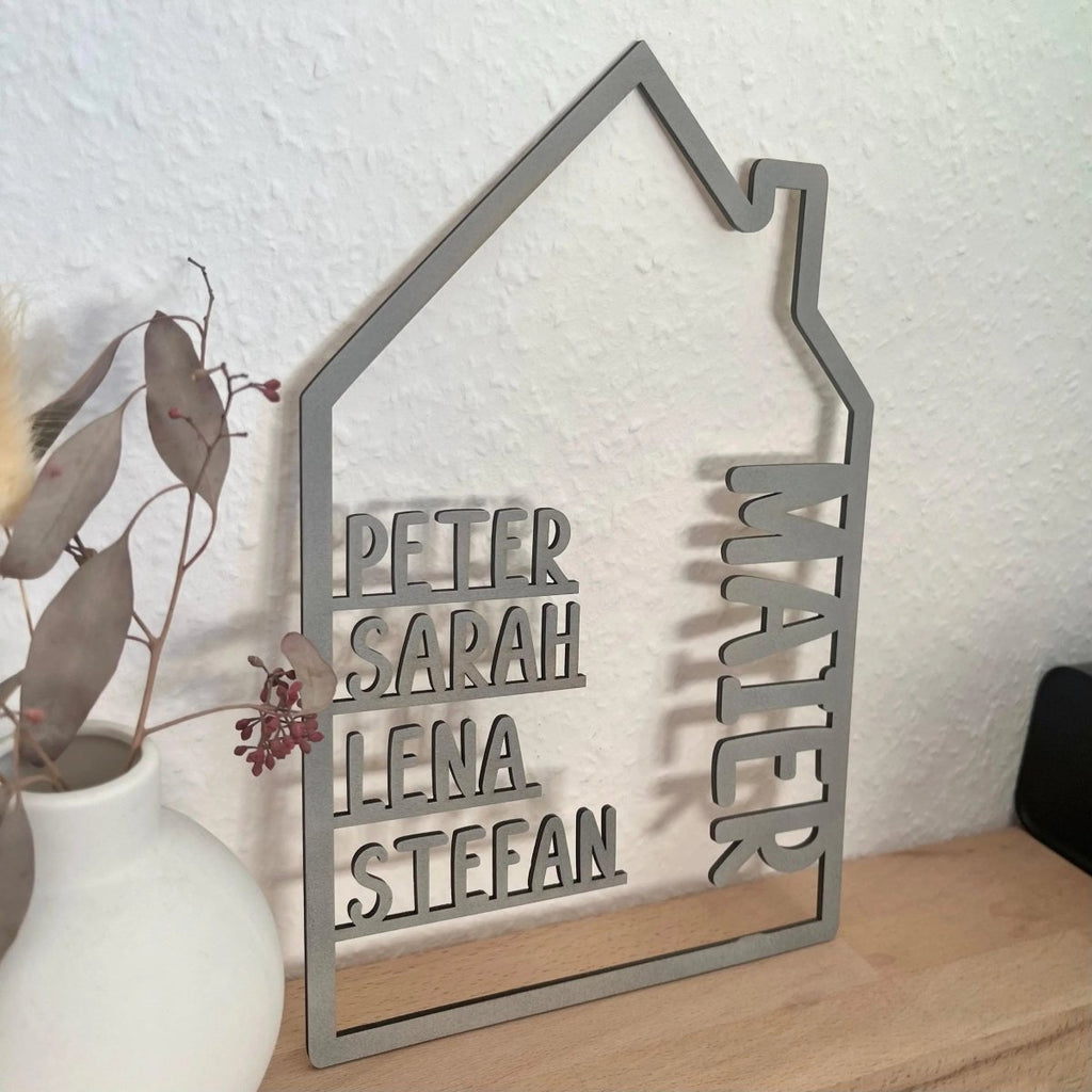 Haus aus Holz mit Namen | Familienschild personalisiert - LaserArt Germany