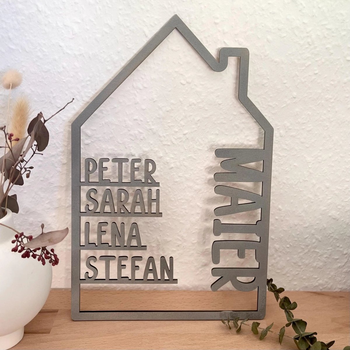 Haus aus Holz mit Namen | Familienschild personalisiert - LaserArt Germany