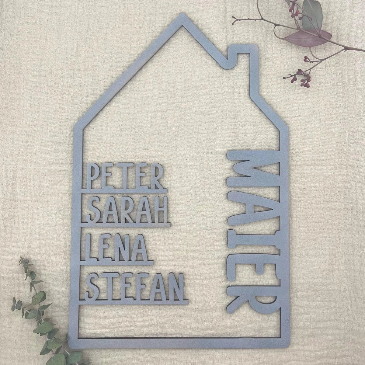 Haus aus Holz mit Namen | Familienschild personalisiert - LaserArt Germany