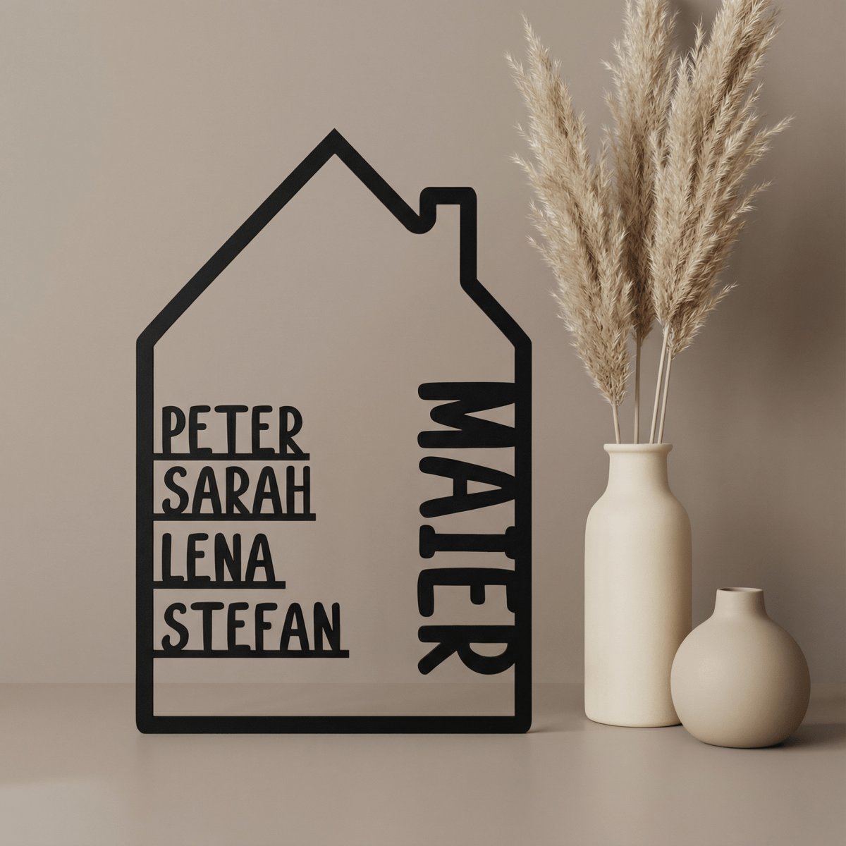 Haus aus Holz mit Namen | Familienschild personalisiert - LaserArt Germany
