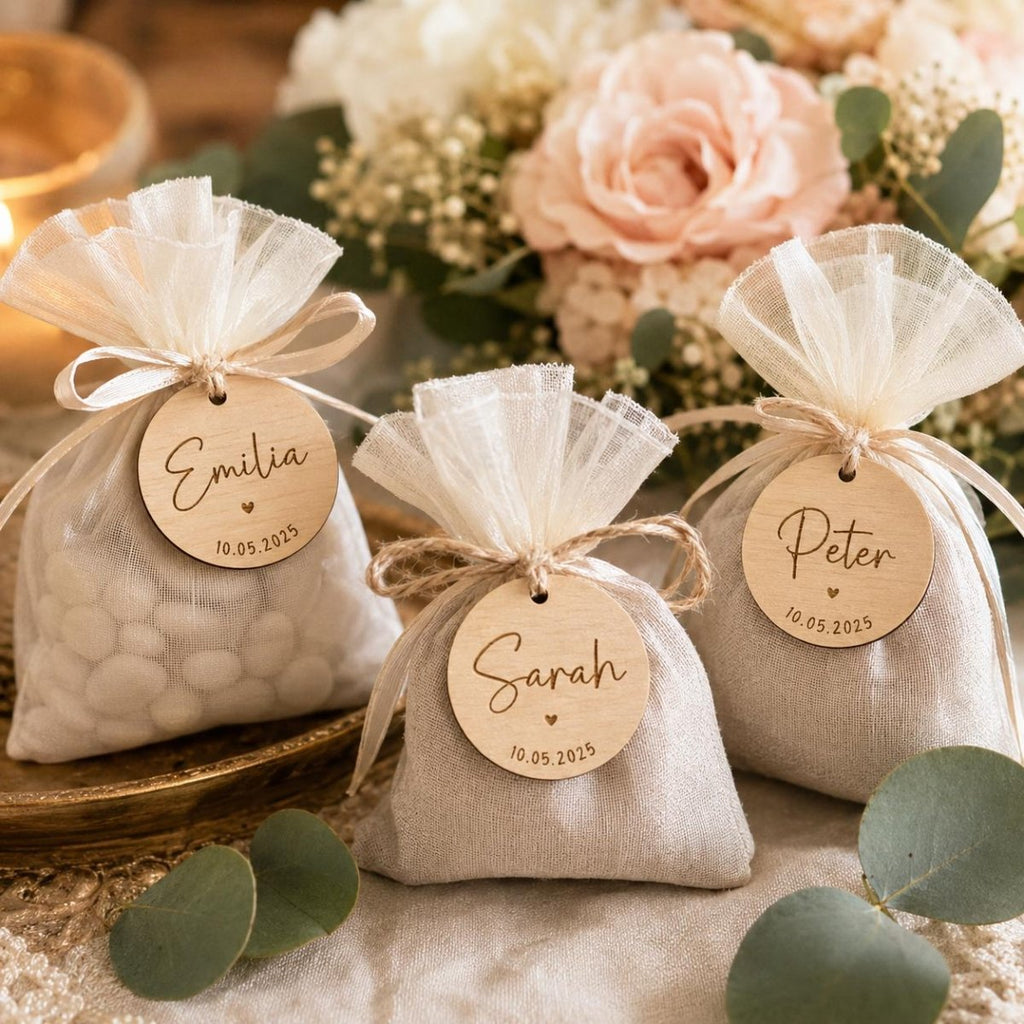 Holzanhänger personalisiert graviert Platzkarten Hochzeit – Verpackung geöffnet