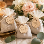 Holzanhänger personalisiert graviert Platzkarten Hochzeit – Verpackung geöffnet